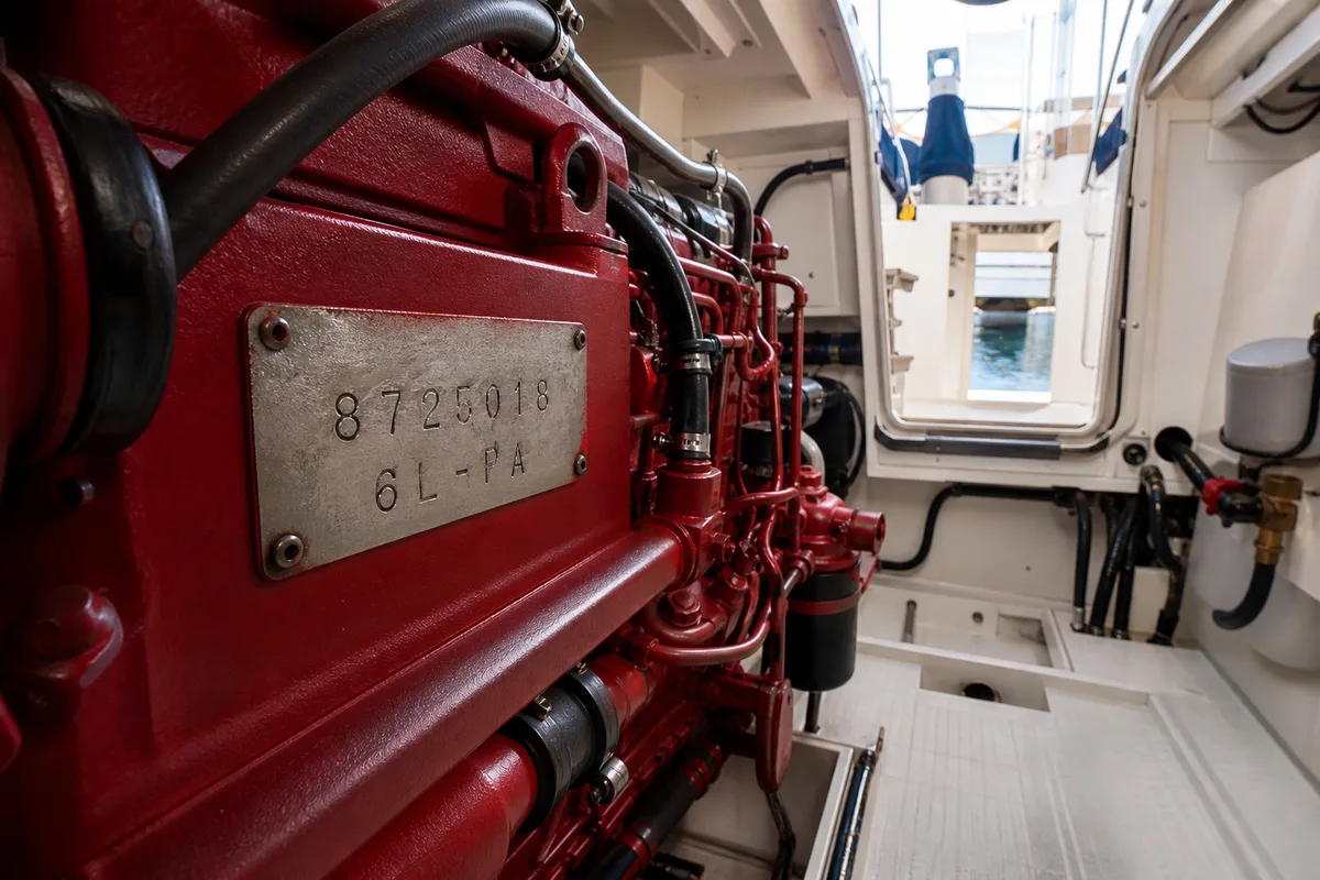 Plaque d&rsquo;identification d&rsquo;un moteur marin, numéro de série frappé dans le métal